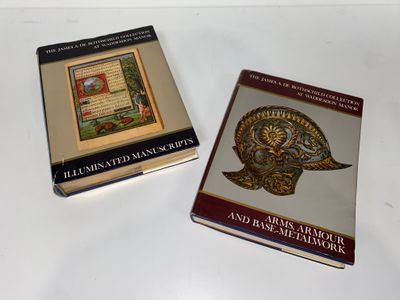deux livres posés sur une table