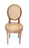 Petite chaise à dossier médaillon en bois mouluré et sculpté… (photo 3)