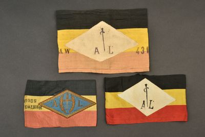 trois morceaux de tissu aux motifs différents, posés sur une table