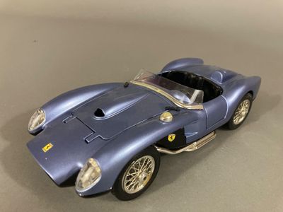 une image représentant la maquette d'une voiture de course bleue
