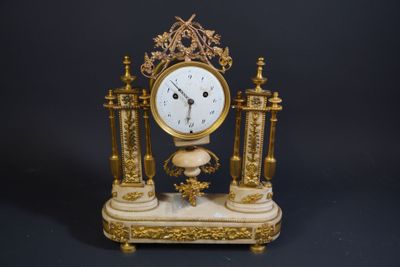 une horloge posée sur une table