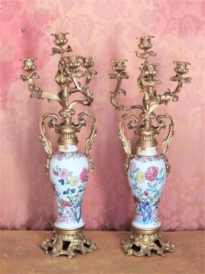two vases that are sitting on a table