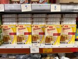 des boîtes de moulinine sur une étagère dans une épicerie