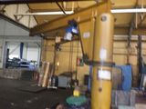 une photo d'un homme travaillant sur une grue dans un immeuble