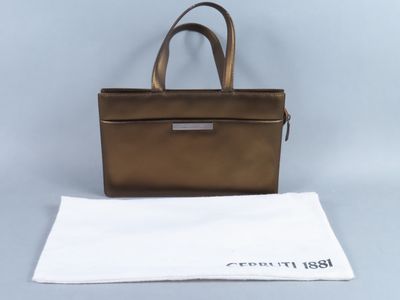 un sac à main marron posé sur une nappe blanche