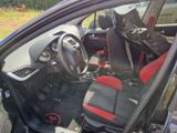 une photo de l'intérieur d'une voiture avec la portière ouverte