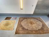 plusieurs tapis posés à même le sol dans une pièce
