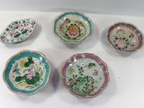 six bols chinois ornés de fleurs et d'oiseaux peints sur un fond blanc