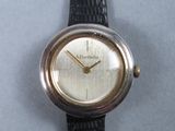 une image d'un gros plan d'une montre-bracelet sur une table