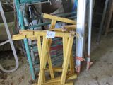 un tas d'outils posés par terre dans le garage