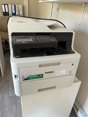 une imprimante placée au-dessus d'une armoire