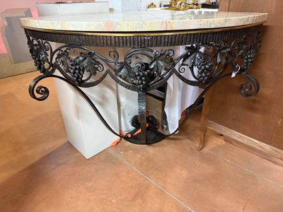 CONSOLE d'angle en fer forgé à décor de feuilles et grappes …