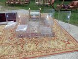 une table sur laquelle se trouvent de nombreuses boîtes transparentes