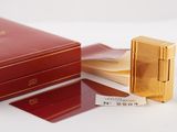 une boîte rouge avec un briquet doré à côté