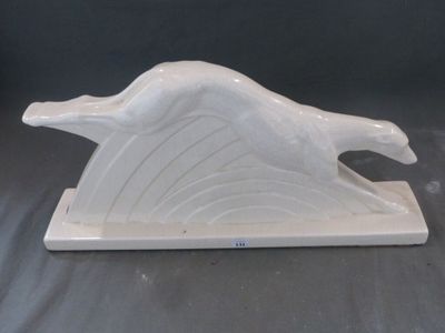 une sculpture en céramique blanche représentant un oiseau, posée sur un socle