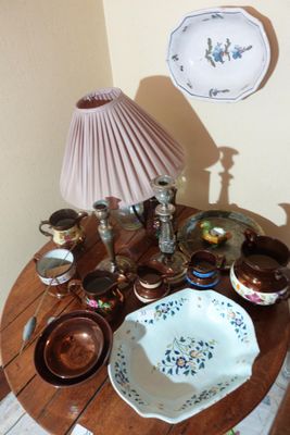 une petite table sur laquelle se trouvent un bol et une assiette