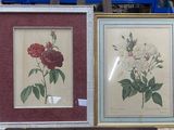 deux photos de fleurs encadrées, posées sur une table