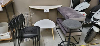 1 petite table plateau mélaminé blanc piètement bois
