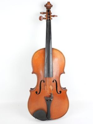 un vieux violon posé sur une surface blanche