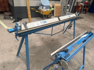 une machine posée sur une table dans un garage