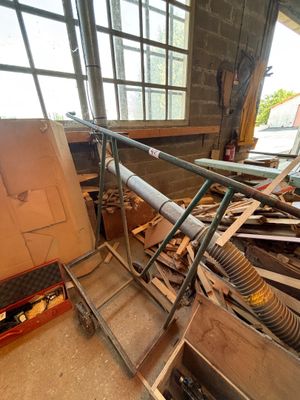 un gros tas de bric-à-brac dans une pièce dotée d'une grande fenêtre