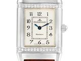 gros plan d'une montre sur fond blanc avec un bracelet marron