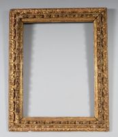 Cadre en bois doré sculpté de feuillages.