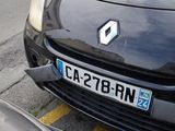 une voiture noire garée sur un parking à côté d'une voiture argentée