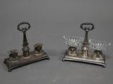 paire de bougeoirs anciens en métal argenté avec des supports en cristal