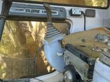 un vieux camion dont le pare-brise et une vitre sont cassés