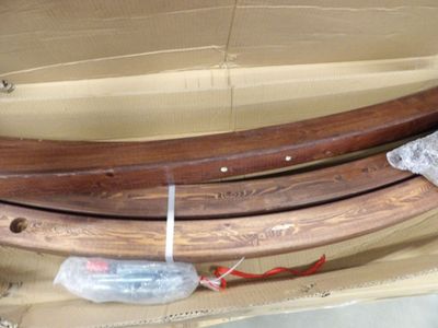 deux morceaux de bois posés sur une boîte en carton
