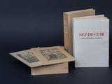 trois livres superposés sur une table