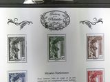 un gros plan sur une photo montrant des timbres posés sur une table