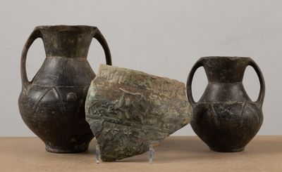 Lot composé de deux amphores, dont une à décor en relief.