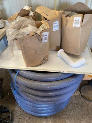 une pile de cartons posée sur une pile de tuyaux