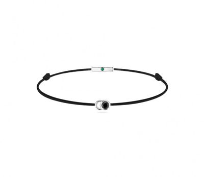 gros plan d'un bracelet sur fond blanc