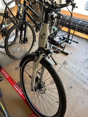 de nombreux vélos garés en rang sur le trottoir