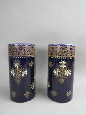 une paire de vases bleus et dorés sur fond blanc