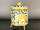 une boîte bleue et jaune ornée d'un motif doré