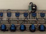 une machine à laquelle sont raccordés tout un tas de fils