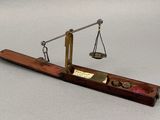 une balance sur laquelle se trouve une balance sur laquelle se trouve une balance