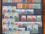 un gros plan sur une table sur laquelle sont posés plusieurs timbres