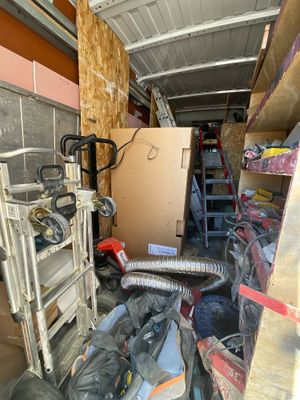 un tas de bric-à-brac à l'arrière d'un camion de déménagement