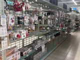 de nombreux articles à vendre sur les étagères du magasin