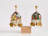 une photo d'une paire de boucles d'oreilles ornées de fleurs