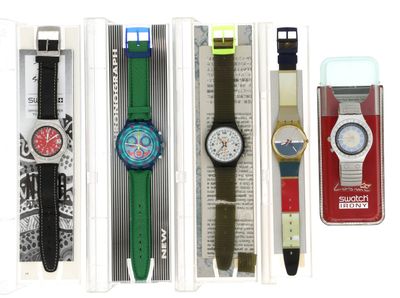 cinq montres différentes dans une vitrine sur fond blanc