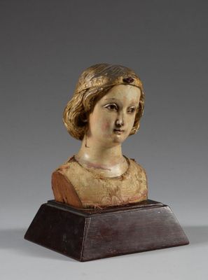 un buste ancien en bois représentant une femme, posé sur un socle en bois