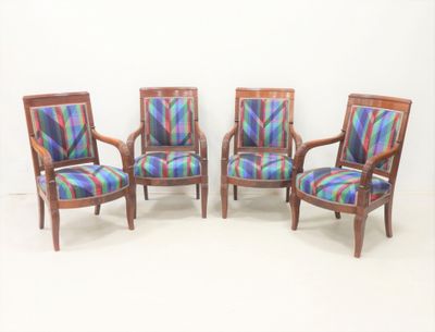 trois chaises en bois avec un revêtement coloré, revêtement, revêtement, revêtement, revêtement, revêtement, revêtement, revêtement, revêtement, revêtement