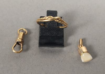 trois bijoux en or, dont une bague, une brosse à dents et une brosse à dents