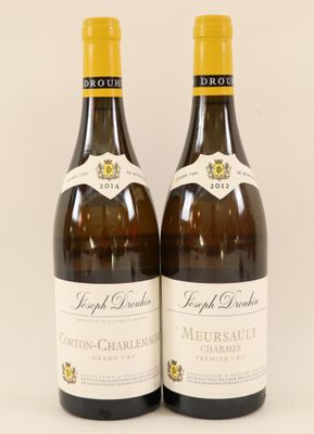 deux bouteilles de vin posées l'une à côté de l'autre sur une table